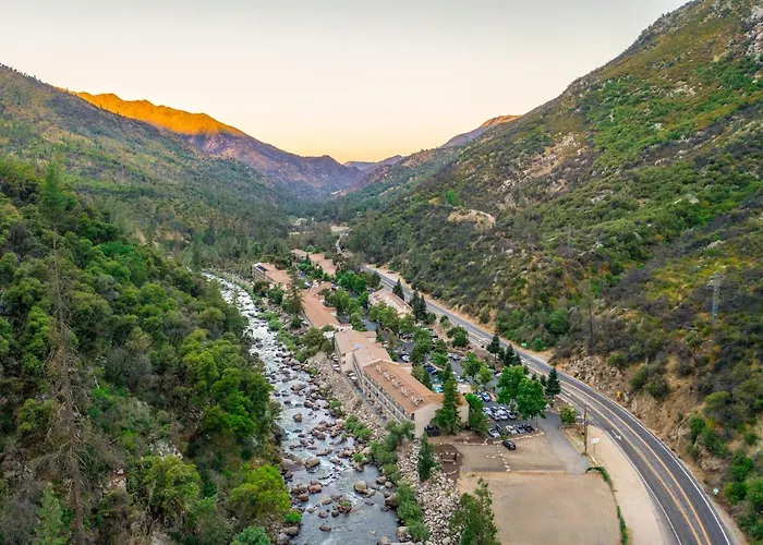 Pet Friendly hotel: Yosemite View Lodge